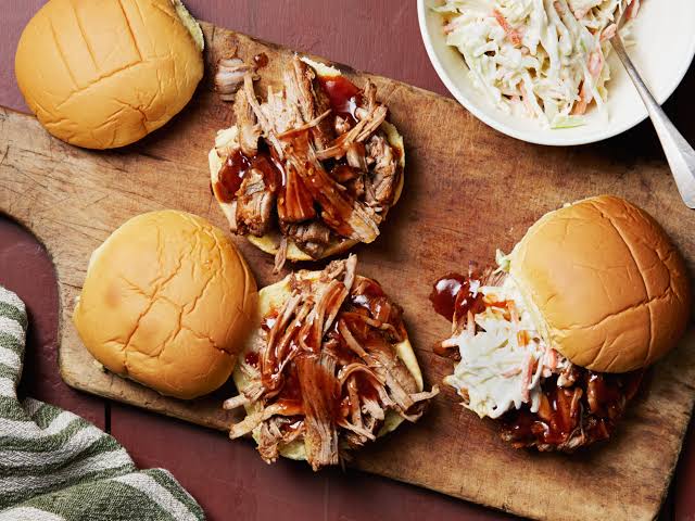 Juicy Instant Pot Pulled Pork Sandwiches, buatan AI