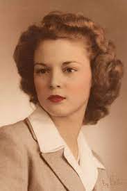 Supermodel Jean Patchett Poses For Her Graduation Photo 1942 1940s Hairstyles Vintage Hairstyles Retro Hairstyles