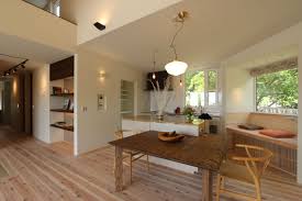 オリジナルの天然大理石キッチン ガゲナウの2口ih グリルの組み合わせ マットブラウンの同時給排レンジフード アイランドカウンターもキッチンと同材で製作 キッチン収納プラスリビング側の収納も設けている ホワイトアッシュのダイニングテーブルと一体