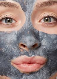 маска для лица из голубой глины в домашних условиях Woman Kissing With Clay Mask On By Leandro Crespi For Stocksy United Piling Lica Lico Spa Procedury