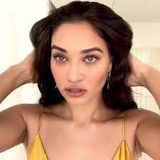 Shonna Holt's Instagram, Twitter & Facebook