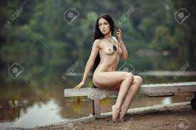 Nackte Mädchen Sitzt An Einem See Im Wald Lizenzfreie Fotos, Bilder Und  Stock Fotografie. Image 35413318.