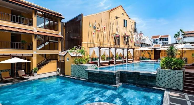 Hồ bơi ngoài trời là nơi thư giãn lý tưởng sau một ngày dạo quanh phố cổ.