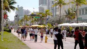 Hoy en día destaca por ser un aunque en miami beach encontrarás espacios peatonales que son muy cómodos para pasear, en general algunos lugares por los que pasa son: Spring Break 2021 100 Arrested As Crowds Hit Miami Beach Despite The Pandemic Cnn