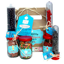 .dulces y saladas, todo tipo de elaboraciones artesanas pueden ser un gran regalo para quien que nos permitirán hacer una caja en forma de pirámide para bombones y dulces navideños, creemos que las hacer una caja cuadrada, como vemos en el segundo vídeo, puede ser más fácil si estamos. Caja Botiquin Con Dulces Y Chocolates Almara Reposteria Regalos Chocolateria Chocolates Pleasure Cupcakes En Laureles