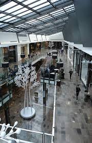 Clustered Slip Cast Porcelain Trees Gracefully Inhabit The Central Atrium Of Westfield S Doncaster Shopping Centre Desi Atrium Design Mall Design Shoping Mall