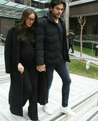 Her zodiac sign is gemini. Fahriye Evcen And Burak Ozcivit What They Did For Their Baby This Time Gossip Hunter