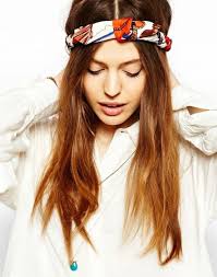 Hippie, flower power en jaren 60 haarbanden. Frisuren Mit Haarband Zum Selber Machen Braune Lange Haare Weisses Hemd Bandana In 2020 Frisuren Mit Bandana Einzigartige Frisuren Frisuren Mit Haarband Kurze Haare