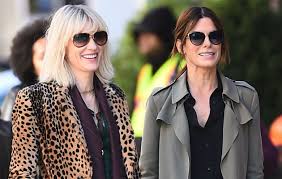 Sandra bullock, left, and cate blanchett in a scene from the trailer for ocean's 8. she plays debbie ocean, the freshly paroled sister of danny ocean, mr. Sandra Bullock And Cate Blanchett Appear In First Ocean S Eight Set Pictures Nme