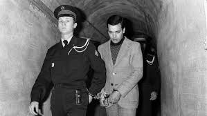 Les 13 condamnés à mort de la secte aum vérité suprême, responsable de l'attentat du métro de tokyo en 1995, ont tous été exécutés, annonce le gouvernement japonais, ce 26 juillet. Toute Derniere Fois 1977 La Derniere Fois Ou Un Condamne A Mort Est Guillotine En France