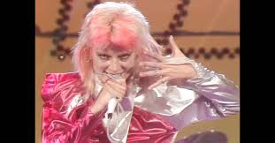 Rettore was one of the most famous female italian singer in the '80s. Che Fine Ha Fatto Donatella Rettore Scopriamo Cosa Fa Oggi La Cantante Bigodino