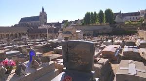 Charles aznavour est un crooner à la renommée internationale. Charles Aznavour Inhume A Montfort L Amaury Cnews