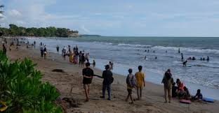 Meskipun begitu keelokan pantainya tetap terjaga dan terawat. Tak Terpengaruh Covid 19 Kawasan Wisata Anyer Tetap Ramai Pengunjung Bantennews Co Id Berita Banten Hari Ini