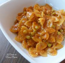 Per prepararla potrete utilizzare sia piselli freschi sia piselli in scatola, anche se la possibilità di procurarvi quelli freschi in questo periodo dell'anno dona un gusto tutto particolare a questa. Farfalle Con Piselli Al Pomodoro