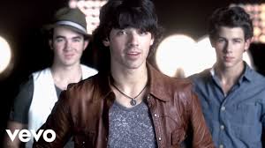 Shane sólo escucha cantar a mitchie, no la ve, así que el intenta descubir quién es ella. Cast Of Camp Rock 2 It S On Ft Jonas Brothers Demi Lovato Youtube