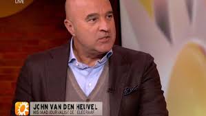 John van den heuvel, het is net een vluchtheuvel, je kan bijna niet om hem heen maar het zal toch moeten, john is alom aanwezig, je kan de televisie niet aanzetten of beertje john rolt olijk over het scherm. John Van Den Heuvel Terug In Tv Studio Leidseplein Het Parool