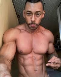 Derek Andrade's Instagram, Twitter & Facebook