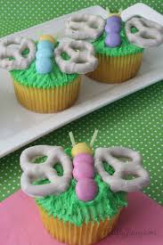 Reach out to multiple families (or classes) to bring in their favorite flavors of baked cupcakes. 20 Easy Spring Cupcake Ideas Decorating Cute Spring Cupcakes Recipes