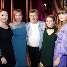 Takhle ukrývala rostoucí bříško před kamerou. Dcera Mirka Hanuse Neni Utapnuta Jako V Ulici Ma Dokonalou Postavu A Umi Se Odvazat Expres Cz