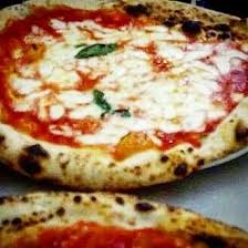 L Antica Pizzeria Da Michele Todieforpizza Naples Italy Napoli Italia Pizza Pizzamargherita Pizzeria Good Pizza Food Vegetable Pizza