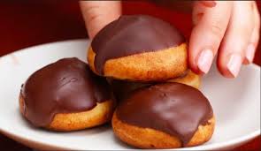 De Delicieux Choux Au Chocolat Et A La Fraise La Recette Chou Au Chocolat Choux A La Creme Recette De Chou A La Creme