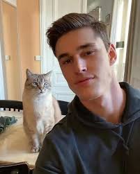 Every time I post that I'm gay, I lose followers—and honestly? I love that  for me. Thanks for seeing yourself out. 😘🏳️‍🌈