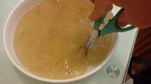 粉粿 用煮沸的300 350cc液體 洛神或蝶豆花汁 自己斟酌加甜份 加15克洋車前子 放入vitamix打約30秒 放涼入冰箱即可