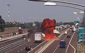 Maybe you would like to learn more about one of these? Incidente A Bologna Camion In Fiamme In A14 Un Morto E 67 Feriti Corriere It