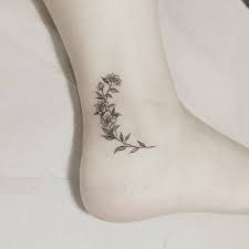Tattoo fuß motive für sie und ihren geschmack. Flower Tattoo On The Ankle Blume Knochel Tattoos Blumentattoo Knochel Tattoo Design
