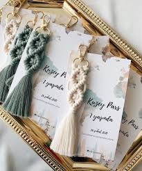 K U Z E Y P A R S Oyle Guzelsin Ki Kus Koysunlar Yoluna Neseligunlercreativedetails Makrome Makromeanahtarlik Trave In 2020 Arrow Necklace Jewelry