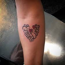 Heart Name Tattoo Kalpli Isim Dovmesi Heart Tattoos With Names Tattoos With Kids Names Name Tattoos For Moms
