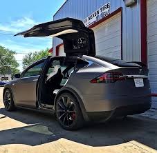Tesla Xp90d Enveloppee Dans Une Teinte De Fenetre En Ceramique Grise Des Voitures Tesla Tesla Model X Tesla Model