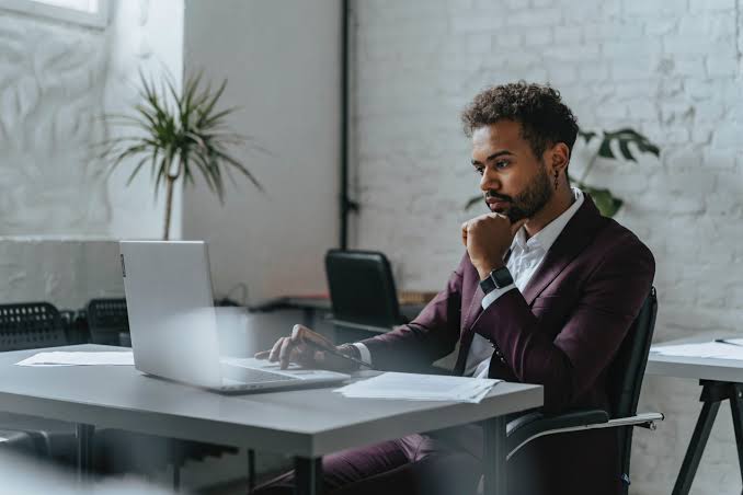 Agência de marketing digital analisando estratégias para aumentar visibilidade online
