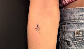 Mais particulièrement pour cette partie du corps, sa visibilité dépend des attitudes et des tenues que vous arborez. Mini Tatouage Sur Avant Bras Femme Tatouage Discret Petite Fleur Rose En Noir Pctr Up