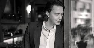 Με μια καινούργια μουσική παράσταση θα εγκαινιάσει ο γιάννης κότσιρας τις χειμερινές του εμφανίσεις στην αθήνα, στον σταυρό του νότου: Ena Tragoydi Thn Hmera Giannhs Kotsiras Poio Paramy8i Na Brw Tetragwno Gr