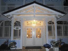 ويبعُد أقل من دقيقتين سيرًا على الأقدام عن الشواطئ الرملية لساحل بحر البلطيق. Haus Midsommer Bei Nacht Ferienwohnung Timmendorfer Strand Timmendorfer