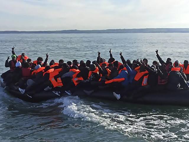 Surge in Channel crossings puts UK-France migrant deal under pressure - RFI
