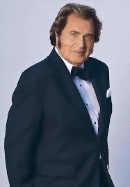 Engelbert humperdinck announces surprise release of 'blue christmas'. My Life Through A Lens Engelbert Humperdinck 84 Shares The Stories Behind His Favourite Snaps Daily Mail Online