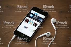 Brand New Apple Iphone 5s With Itunes Store Application On The Screen Apple Iphone 5s Apple Iphone Iphone 5s