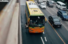 Dua anak yang masih kecil tampak begitu sumringah. Kisah Sopir Bus Jarang Pulang Bikin Netizen Terharu Hitekno Com