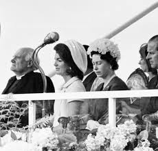 In the episode, queen elizabeth finds out that weeks after their meeting. Wie In The Crown Queen Jackie Kennedy Hatten Eiszeit Promiflash De