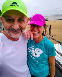 Que lindo fondo dominguero bajo la lluvia! 16k con @mamu.run pisando  charquitos y la calle casi vacía. Amo correr con lluvia. Parece que  @sarasinopoli tuvo un ataque de invierno y se abrigó