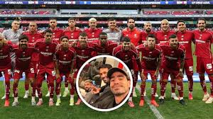 ¡Insólito! Pollo Briseño y futbolistas de Toluca recurren al Tren Interurbano para volver a casa