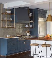 Dark wood cabinets and 1×1 blue mosaic backsplash in vintage bar. Tenho Visto Varias Cozinhas Quartos E Muitos Outros Ambientes Com Essa Cor De Armario Eu Curto Muito E Vo Upper Kitchen Cabinets Kitchen Trends Kitchen Design