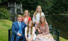 Birthdate historical records matching willem alexander paul frederik lodewijk koppijn. Koning Willem Alexander Deelt Kerstfoto Van Zijn Gezin Koninklijke Families Koningin Maxima Koningin