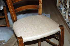 Paillage d'une chaise en paille naturelle dorée. Tuto Chaises Ou Comment Retapisser Une Chaise En Paille Ou Autre Mes Nuits Claires Retapisser Une Chaise Dessus De Chaise Relooking De Chaise
