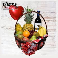 Sorprende a tus familiares y amigos con este delicioso y original postre, ideal para esa fiesta o evento especial. Canasta De Frutas Con Vino Saludable Y Encantador Moon Lovers