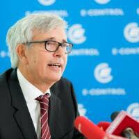 Frédéric Leroy, Geschäftsführer Danone GmbH, übergibt Scheck an Edith Heller,  Rote Nasen Geschäftsführerin: Danone Österreich spendet 50.000 Euro für  Rote Nasen Clowndoctors Bild 23527 // Messages Juli/August 2014