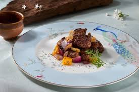 1 tsp (5 ml) multicoloured peppercorns, crushed. Sauteed Beef Tenderloin With Crispy Garlic In Black Pepper Sauce Picture Of Jade Singapore Tripadvisor