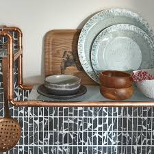 Et Si Nos Rangements Decoraient Les Murs En Detournant Des Tuyaux De Cuivre Dans La Cuisine Les Etageres Completent La Decoration Mur Cuisine Piece A Vivre